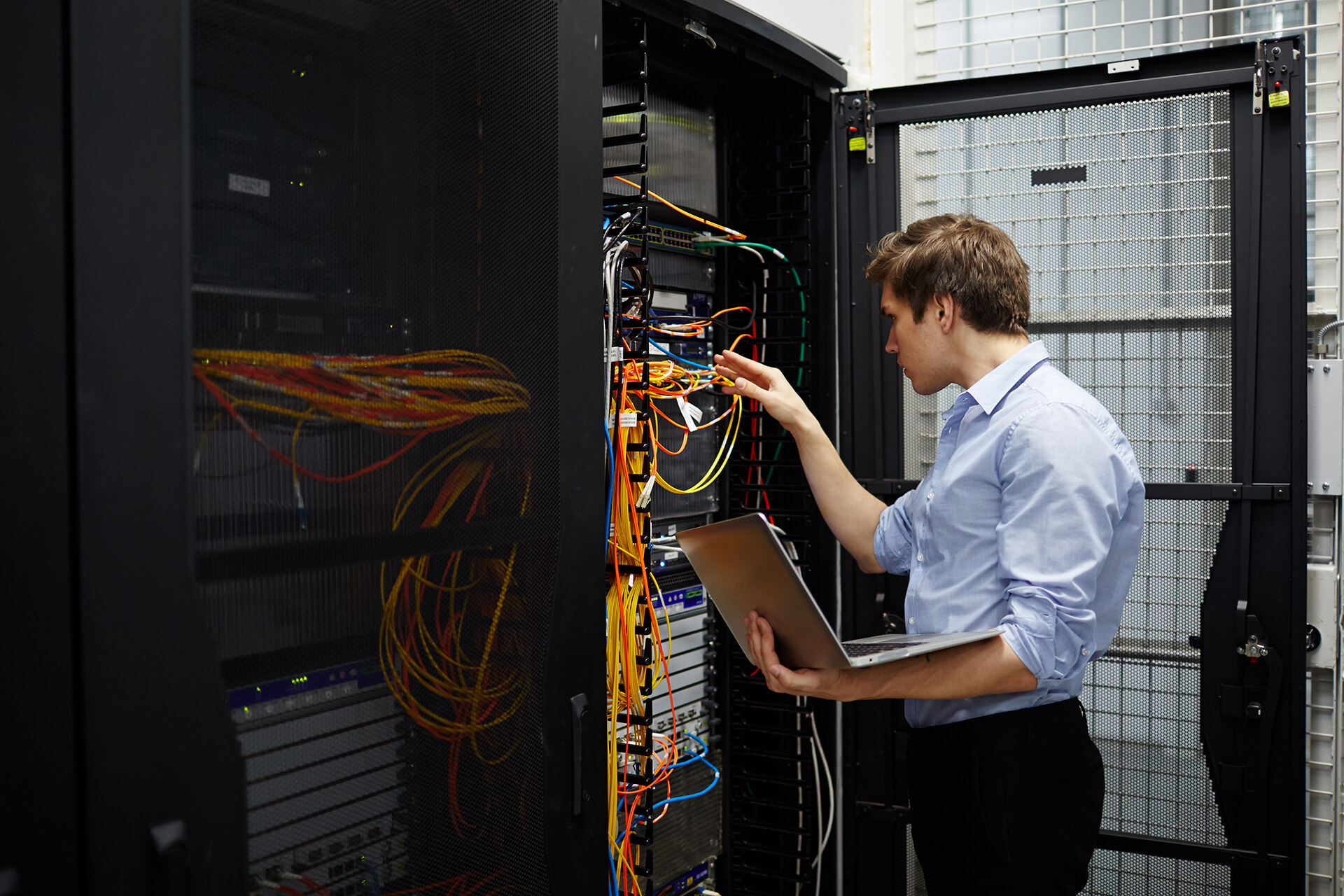 working-in-data-storage-lab-GPWFYNR (1) data storage